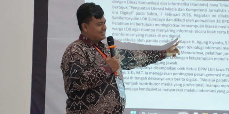 Reporter LDII News Network LINES Faqihu Sholeh menyampaikan materi pelatihan jurnalistik LDII Jawa Timur Sabtu 72 di Gedung Serba Guna Sabilurrosyidin Surabaya Foto DOk LINES Jatim