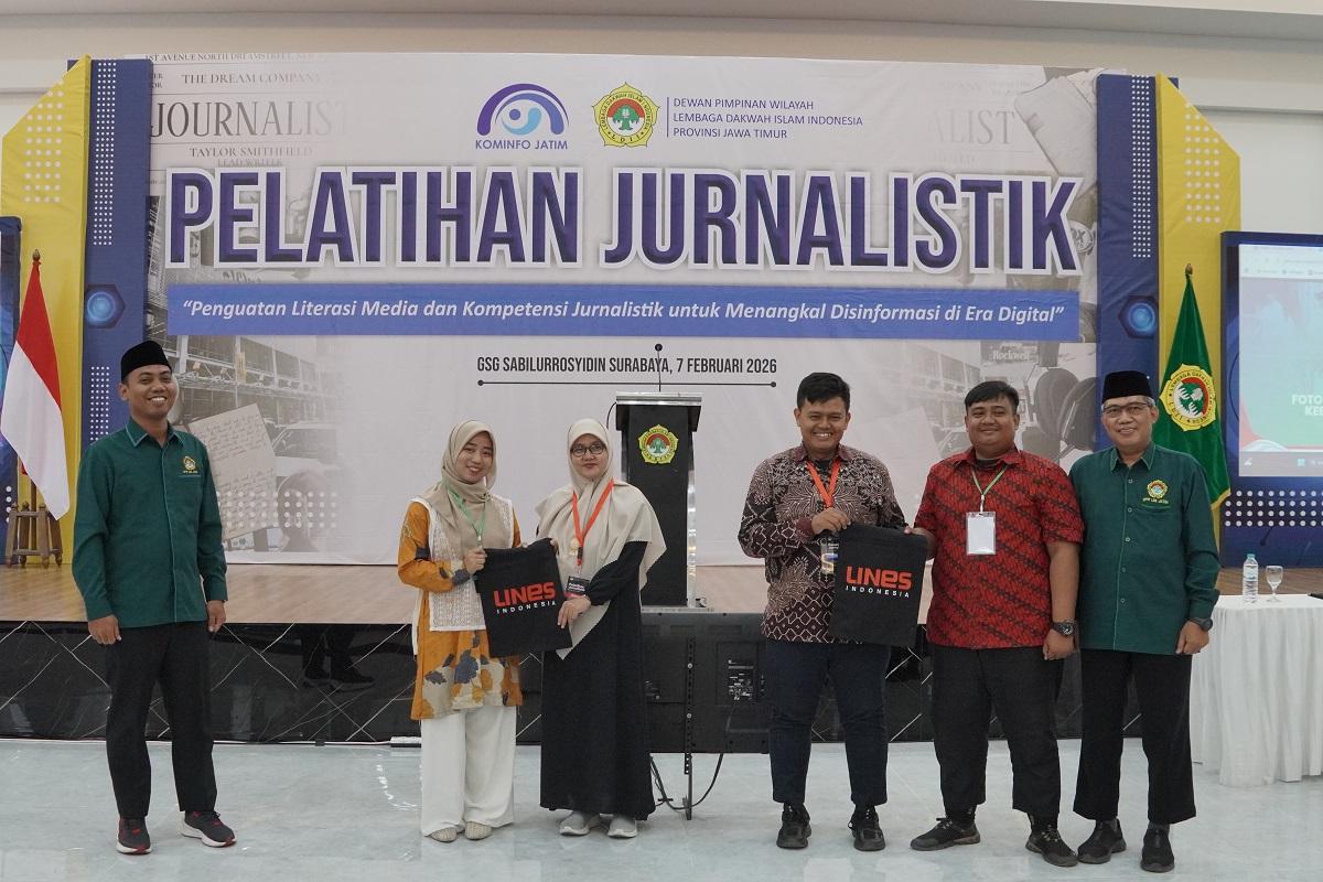 Sejumlah peserta menerima cendera mata di sela forum diskusi pada pelatihan jurnalistik yang diselenggarakan DPW LDII Jawa Timur di Gedung Serba Guna Sabilurrosyidin Surabaya Sabtu 72 Foto Dok LINES Jatim