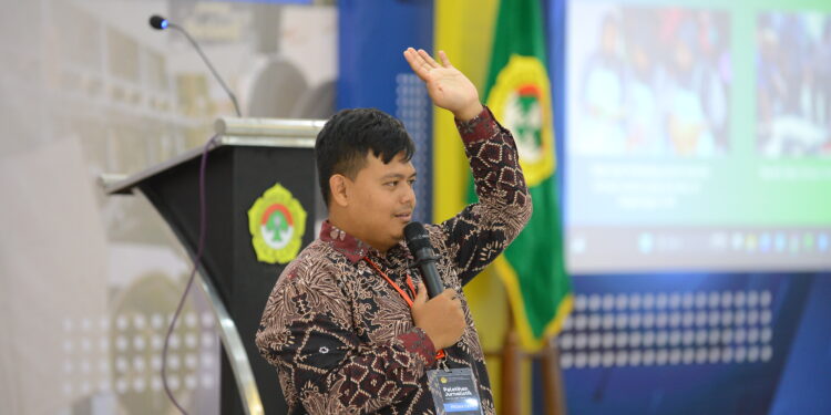 Anggota LDII News Network LINES DPP LDII Faqihu Sholih mengingatkan agar jurnalis LDII tidak ikut larut dalam arus informasi negatif yang beredar luas di internet tanpa melalui proses verifikasi dan kontrol yang memadai Dok LINES