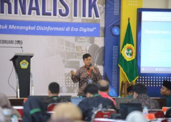 Reporter LDII News Network (LINES) Faqihu Sholeh menyampaikan materi dalam kegiatan pelatihan jurnalistik yang digelar LDII Jawa Timur, Jumat (7/2/2026). Foto: Dok. LINES Jatim