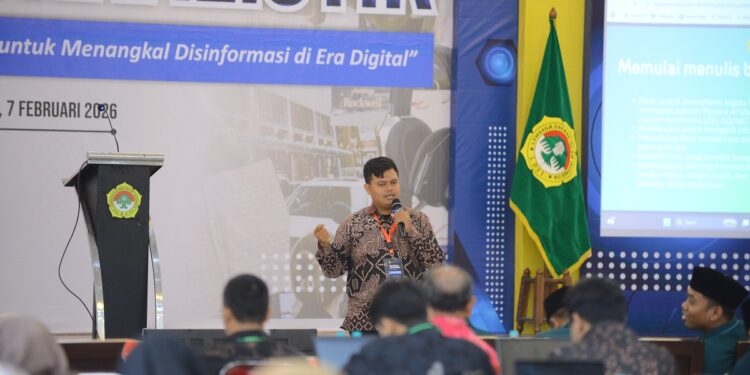Reporter LDII News Network LINES Faqihu Sholeh menyampaikan materi dalam kegiatan pelatihan jurnalistik yang digelar LDII Jawa Timur Jumat 722026 Kegiatan bertema penanggulangan disinformasi di era digital tersebut diikuti peserta dari berbagai daerah di Jawa Timur Foto Dok LINES Jatim