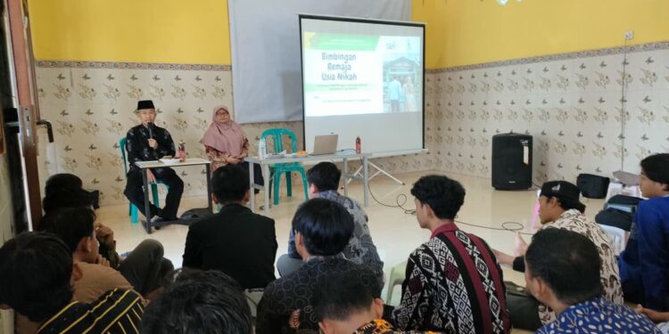 Petugas KUA Karanggeneng memberikan bimbingan kesiapan nikah kepada remaja LDII sebagai bekal membangun rumah tangga yang sakinah Foto LINES Lamongan