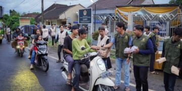 Pemuda LDII Banyuwangi membagikan paket takjil kepada pengendara yang melintas di ruas SronoMuncar Selasa 2422026 Foto LINES Banyuwangi