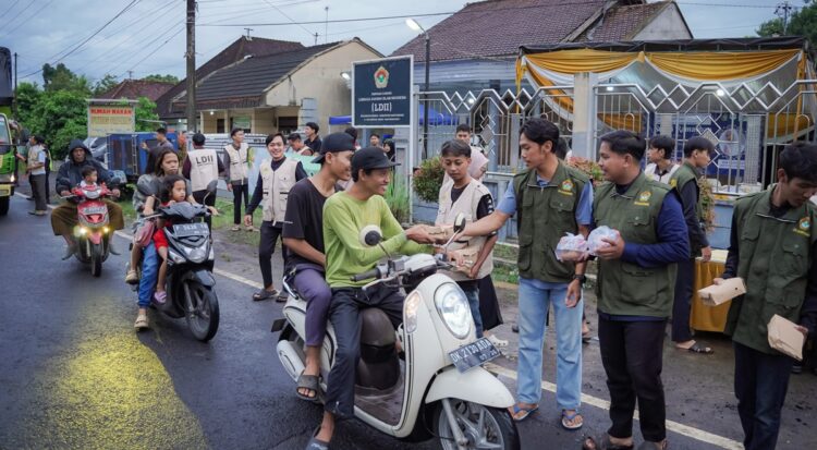 Pemuda LDII Banyuwangi membagikan paket takjil kepada pengendara yang melintas di ruas SronoMuncar Selasa 2422026 Foto LINES Banyuwangi