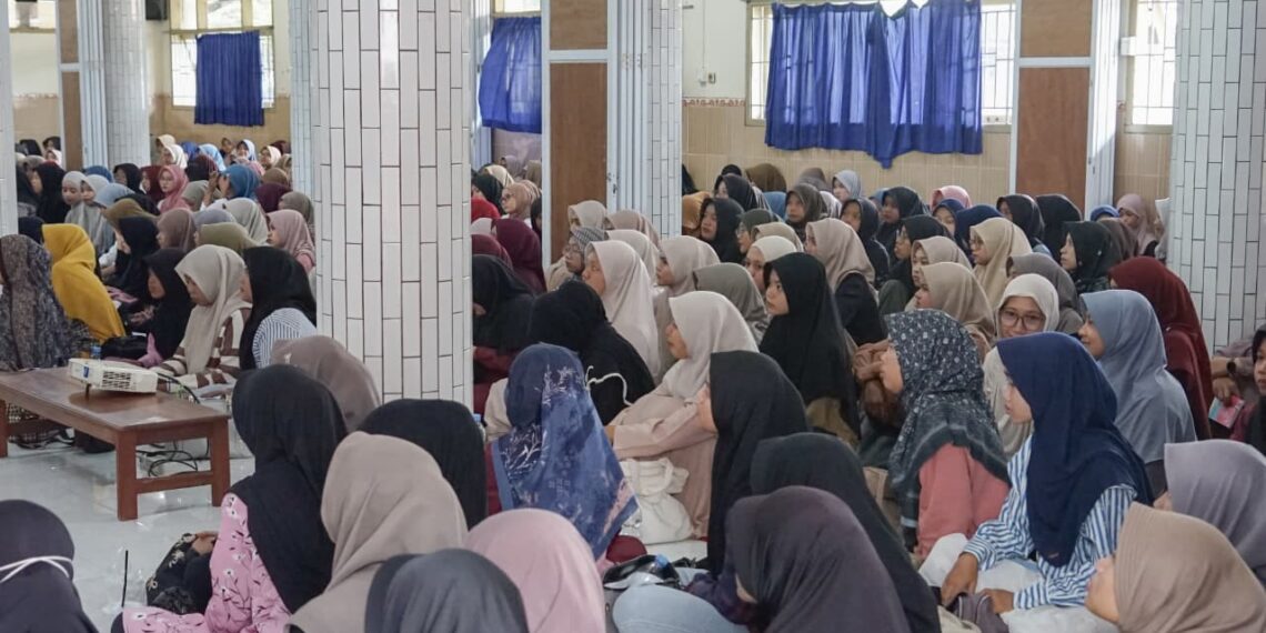 Wanita LDII Kota Kediri mengikuti pengajian rutin di Pondok Pesantren Nurul Huda Al Manshurin Kecamatan Pesantren Minggu 251 Mereka menyimak materi pembinaan tentang pemahaman syariat Islam dan sikap bijak menghadapi tren fesyen modern Foto Dok LINES Kediri