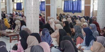 Wanita LDII Kota Kediri mengikuti pengajian rutin di Pondok Pesantren Nurul Huda Al Manshurin Kecamatan Pesantren Minggu 251 Mereka menyimak materi pembinaan tentang pemahaman syariat Islam dan sikap bijak menghadapi tren fesyen modern Foto Dok LINES Kediri