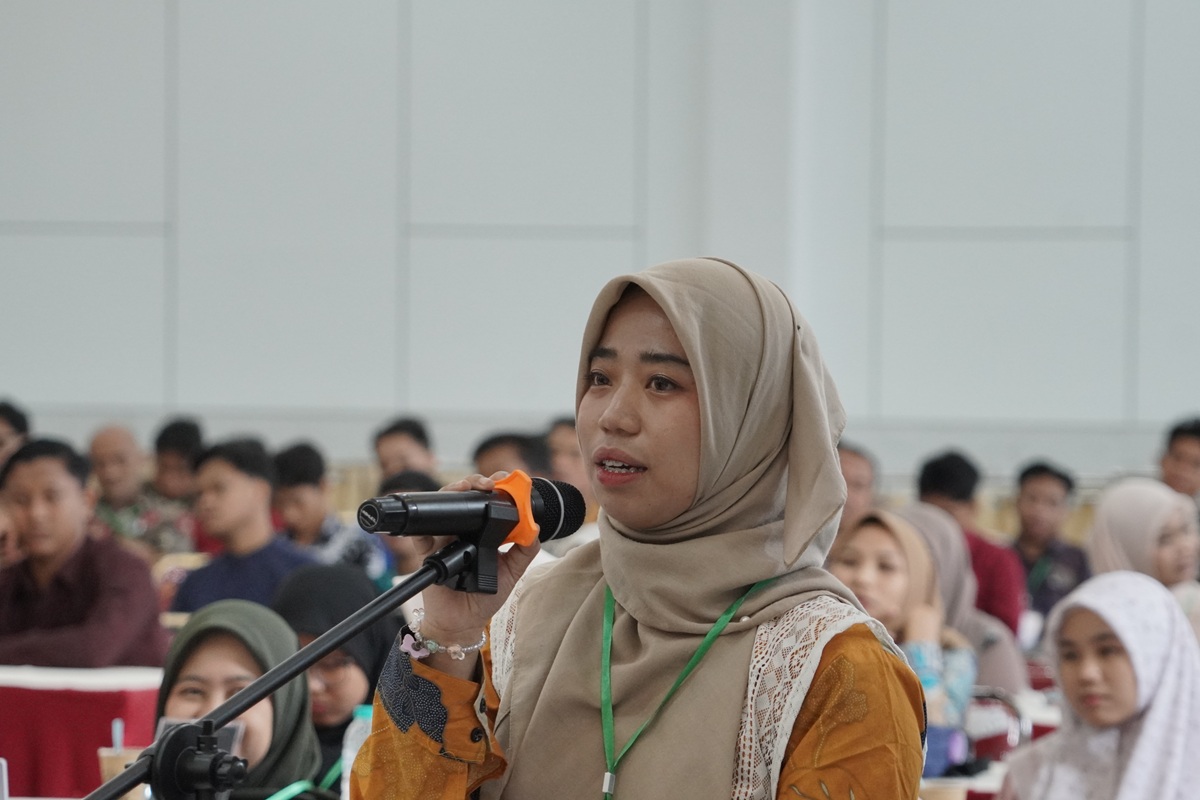 Peserta pelatihan jurnalistik LDII Jawa Timur asal Surabaya Berliana Shabita saat sesi diskusi Foto Dok LINES Jatim