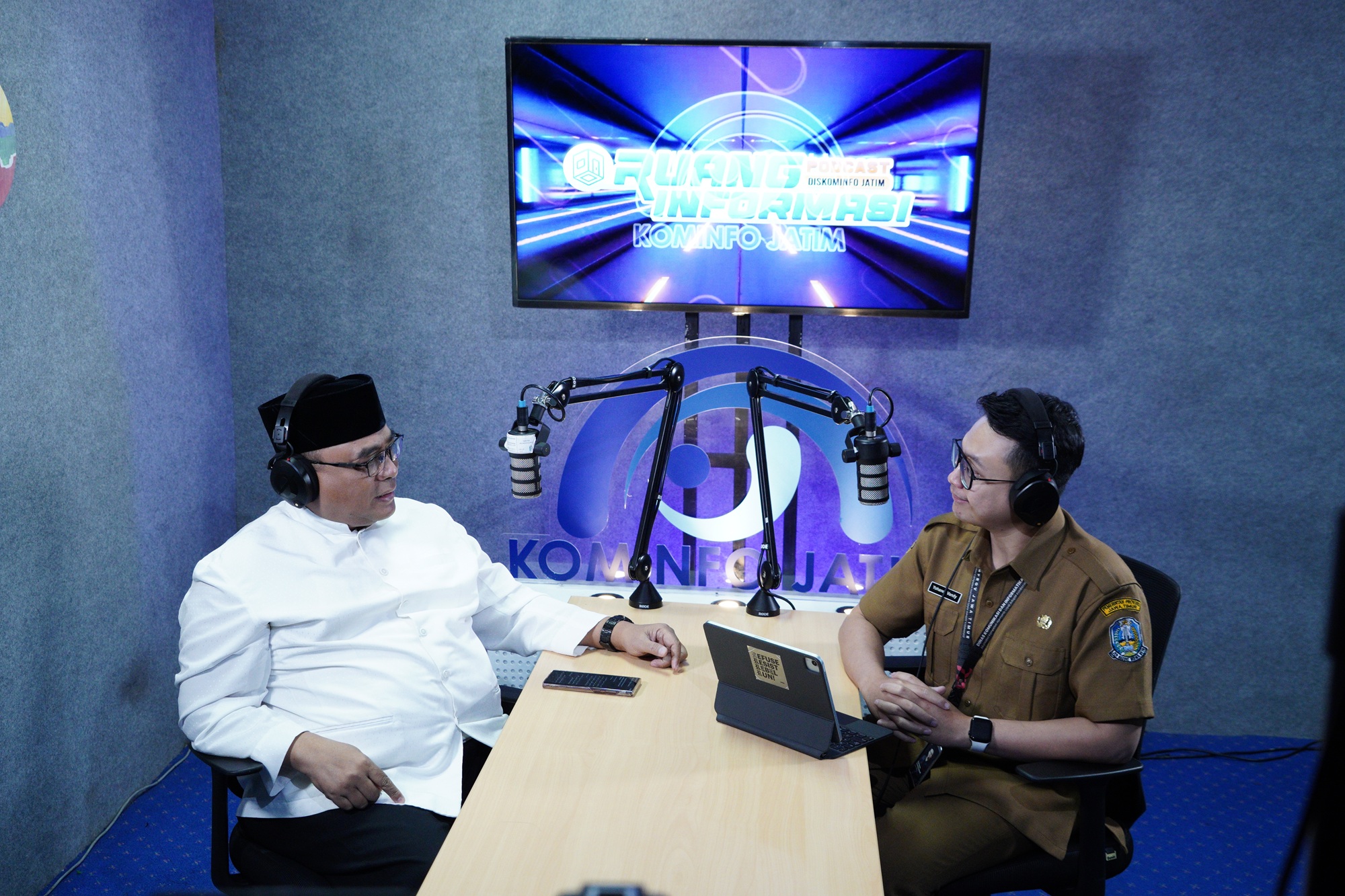 Podcast Ruang Informasi Kominfo Jatim menghadirkan Ketua DPW LDII Jawa Timur H Moch Amrodji Konawi kiri mengulas tentang Lima Sukses Ramadan Selasa 102 Foto Dok LINES Jatim