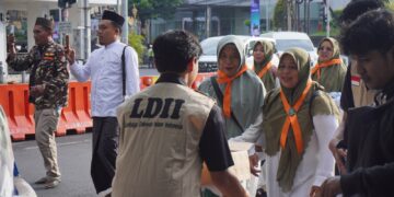 Relawan LDII Kota Malang membagikan air mineral kepada peserta peringatan Harlah Satu Abad NU yang dilaksanakan di Stadion Gajayana Kota Malang Minggu 822026 Foto Dok LINES Malang