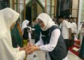 Bupati Banyuwangi Ipuk Fiestiandani Azwar Anas menyerahkan santunan kepada warga saat Safari Ramadan di Masjid Al Markhamah, Desa Kebaman, Srono, Selasa (24/2/2026). Foto: LINES Banyuwangi