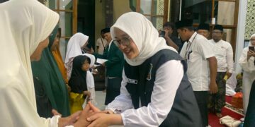 Bupati Banyuwangi Ipuk Fiestiandani Azwar Anas menyerahkan santunan kepada warga saat Safari Ramadan di Masjid Al Markhamah Desa Kebaman Srono Selasa 2422026 Foto LINES Banyuwangi