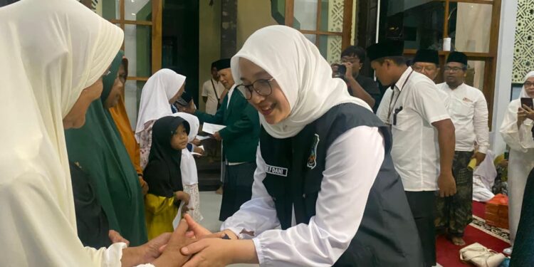 safariramadanbupatibanyuwangibersamaldii | LDII JAWA TIMUR Bupati Banyuwangi Ipuk Fiestiandani Azwar Anas menyerahkan santunan kepada warga saat Safari Ramadan di Masjid Al Markhamah Desa Kebaman Srono Selasa 2422026 Foto LINES Banyuwangi