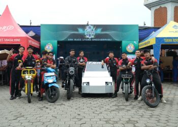 Sejumlah siswa SMK Budi Utomo Gadingmangu Jombang memamerkan karya kendaraan hasil inovasi mereka dalam ajang Gelar Karya Siswa, 10–11 Februari 2026. Foto: Dok. LINES Jatim
