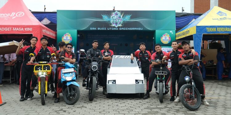 Sejumlah siswa SMK Budi Utomo Gadingmangu Jombang memamerkan karya kendaraan hasil inovasi mereka dalam ajang Gelar Karya Siswa 1011 Februari 2026 Foto Dok LINES Jatim