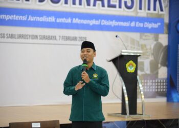Ketua Biro KIM DPW LDII Jawa Timur Sofyan Gani Aldinata memberi pembekalan kepada peserta Pelatihan Jurnalistik di Gedung Serba Guna Sabilurrosyidin, Surabaya, Sabtu (7/2). Foto: Dok. LINES Jatim