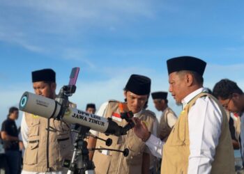 Tim Falakiyah LDII Jawa Timur memantau hilal penentu awal 1 Ramadan 1447 H di Lamongan Selasa 172 Meski cuaca cerah hilal tidak terlihat Foto Dok LINES Jatim