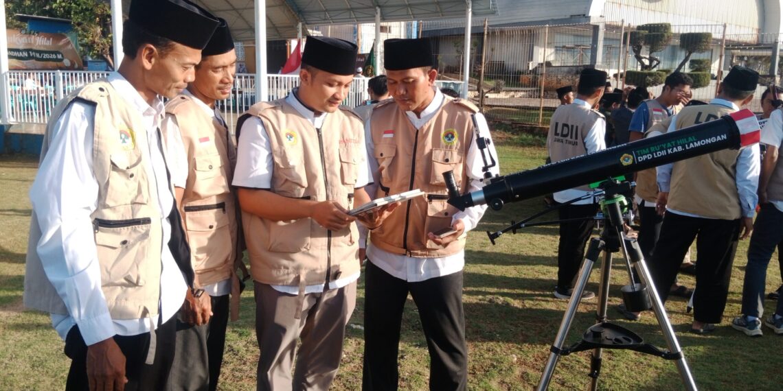 Pengurus DPD LDII Lamongan memantau hilal 1 Ramadan 1447 H di Tanjung Kodok Selasa 162 Foto Dok LINES Lamongan