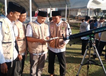 Pengurus DPD LDII Lamongan memantau hilal 1 Ramadan 1447 H di Tanjung Kodok Selasa 162 Foto Dok LINES Lamongan