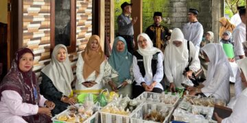 Bupati Banyuwangi Ipuk Fiestiandani bersama para pelaku UMKM jajanan pasar di Kampung Baru Desa Jajag Selasa 2422026 Foto LINES Banyuwangi