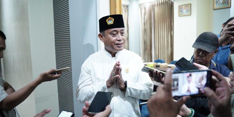 wakilketualdiisurabayasampaikan5suksesramadanbersamawartawan | LDII JAWA TIMUR Wakil Ketua DPD LDII Surabaya Nur Kholis menyampaikan program 5 Sukses Ramadan saat Media Gathering di Kantor DPD LDII Surabaya Foto LINES Surabaya