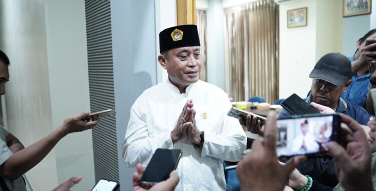 wakilketualdiisurabayasampaikan5suksesramadanbersamawartawan | LDII JAWA TIMUR Wakil Ketua DPD LDII Surabaya Nur Kholis menyampaikan program 5 Sukses Ramadan saat Media Gathering di Kantor DPD LDII Surabaya Foto LINES Surabaya