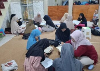 Sejumlah warga LDII Pemalang mengikuti tadarus Al Quran secara berkelompok di masjid dalam program 5 Sukses Ramadan, Kamis (26/2). Foto: LINES Pemalang