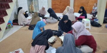 Sejumlah warga LDII Pemalang mengikuti tadarus Al Quran secara berkelompok di masjid dalam program 5 Sukses Ramadan Kamis 262 Foto LINES Pemalang