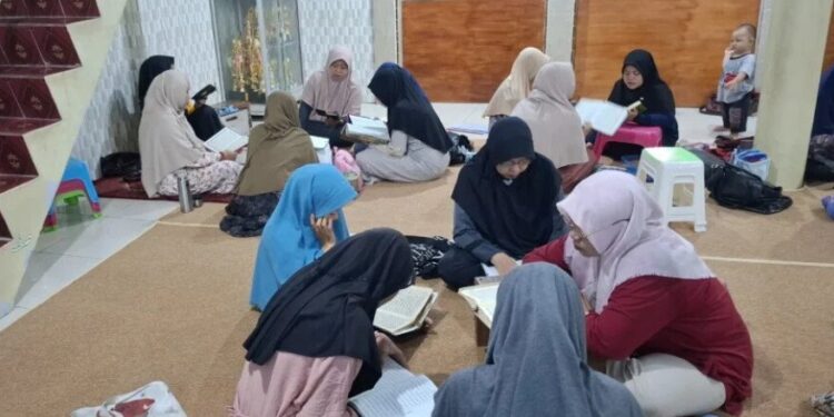 wargaldiipemalangberlombaraih5suksesramadan | LDII JAWA TIMUR Sejumlah warga LDII Pemalang mengikuti tadarus Al Quran secara berkelompok di masjid dalam program 5 Sukses Ramadan Kamis 262 Foto LINES Pemalang
