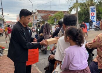 #image_titleaPemuda LDII membagikan takjil gratis kepada pengendara di depan Masjid Al Hidayatullah, Desa Pangkatrejo, Maduran, Lamongan, Minggu (8/3/2026). Foto: LINES Lamongan
