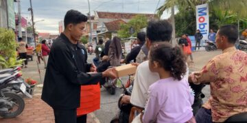 image titleaPemuda LDII membagikan takjil gratis kepada pengendara di depan Masjid Al Hidayatullah Desa Pangkatrejo Maduran Lamongan Minggu 832026 Foto LINES Lamongan