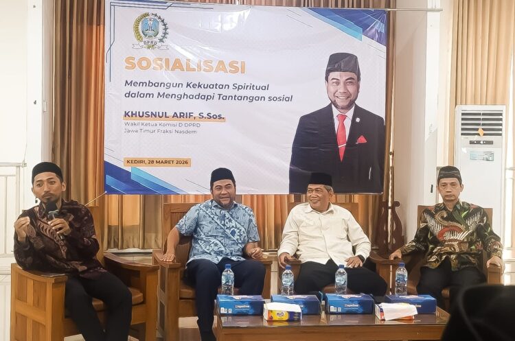 Anggota DPRD Jatim Khusnul Arif menggelar sosialisasi penguatan spiritual bersama ratusan warga LDII di Kediri menghadapi tantangan sosial Foto LINES Kediri