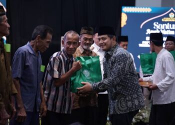 Penyerahan paket sembako kepada kaum duafa dalam kegiatan buka puasa bersama dan santunan anak yatim di Pondok Pesantren Gadingmangu, Rabu (11/3/2026). Foto: KIM Gadingmangu