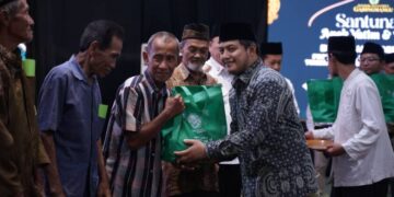 Penyerahan paket sembako kepada kaum duafa dalam kegiatan buka puasa bersama dan santunan anak yatim di Pondok Pesantren Gadingmangu Rabu 1132026 Foto KIM Gadingmangu