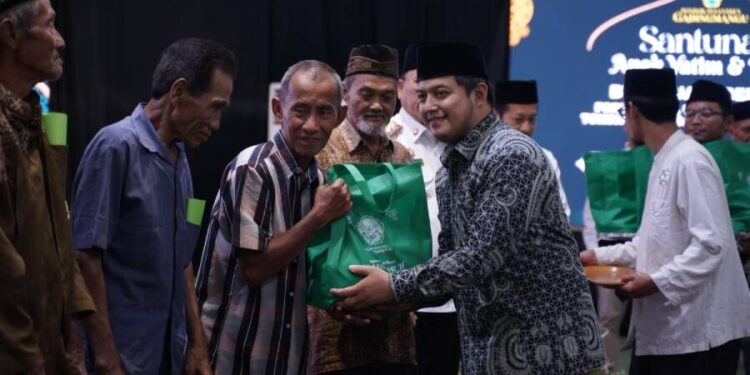 Penyerahan paket sembako kepada kaum duafa dalam kegiatan buka puasa bersama dan santunan anak yatim di Pondok Pesantren Gadingmangu Rabu 1132026 Foto KIM Gadingmangu