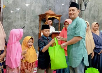 Penyaluran santunan kepada anak yatim dalam Safari Ramadan Forkopimcam Babat yang digelar di Masjid Baitul Firdaus, Babat, Lamongan. Foto: LINES Lamongan
