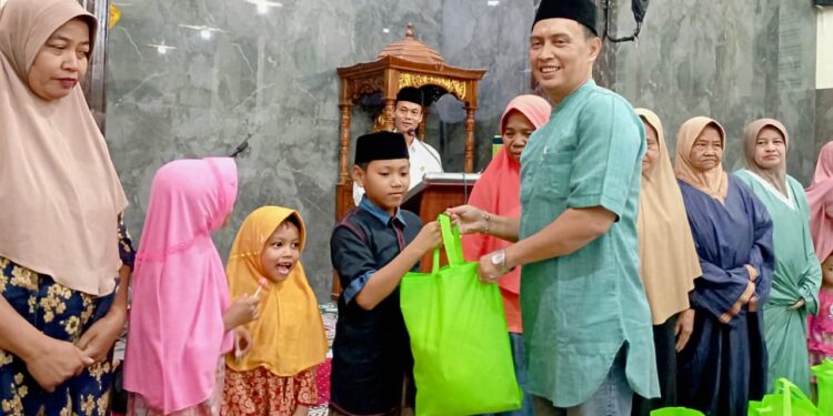 Penyaluran santunan kepada anak yatim dalam Safari Ramadan Forkopimcam Babat yang digelar di Masjid Baitul Firdaus Babat Lamongan Foto LINES Lamongan