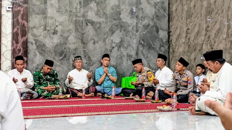 Forkopimcam Babat bersama tokoh agama dan warga Lembaga Dakwah Islam Indonesia LDII mengikuti Safari Ramadan di Masjid Baitul Firdaus Babat Lamongan