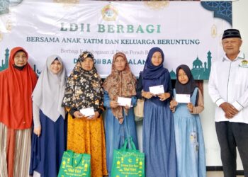 DPD LDII Bangkalan menyalurkan 75 paket santunan kepada anak yatim dan keluarga beruntung di Aula Sabilul Muttaqin Junok Minggu 83 pagi Dok LINES Jatim