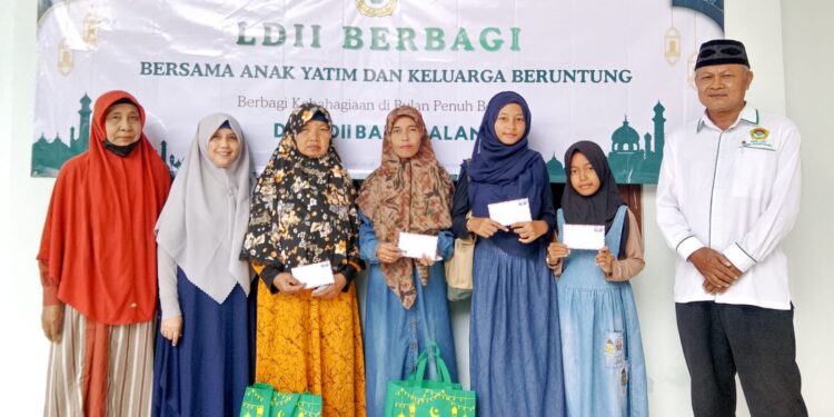 DPD LDII Bangkalan menyalurkan 75 paket santunan kepada anak yatim dan keluarga beruntung di Aula Sabilul Muttaqin Junok Minggu 83 pagi Dok LINES Jatim