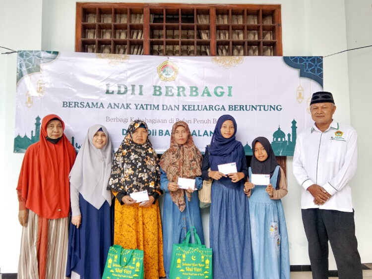 DPD LDII Bangkalan menyalurkan 75 paket santunan kepada anak yatim dan keluarga beruntung di Aula Sabilul Muttaqin Junok Minggu 83 pagi Dok LINES Jatim