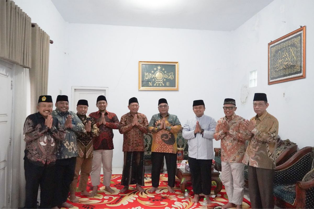 Waketum MUI Jatim Prof KH Halim Soebahar bersama pengurus DPW LDII Jatim