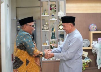 Ketua DPW LDII Jatim KH Moch Amrodji Konawi (kiri) bersama Ketua PW Muhammadiyah Jawa Timur KH Sukadiono. Foto: LINES Jatim