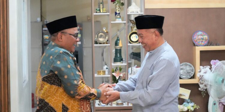 LDIIdanMuhammadiyah | LDII JAWA TIMUR Ketua DPW LDII Jatim KH Moch Amrodji Konawi kiri bersama Ketua PW Muhammadiyah Jawa Timur KH Sukadiono Foto LINES Jatim