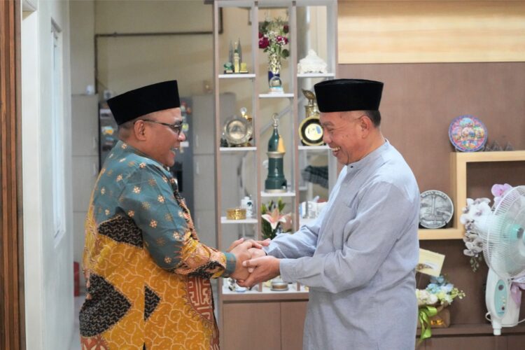 Ketua DPW LDII Jatim KH Moch Amrodji Konawi kiri bersama Ketua PW Muhammadiyah Jawa Timur KH Sukadiono Foto LINES Jatim