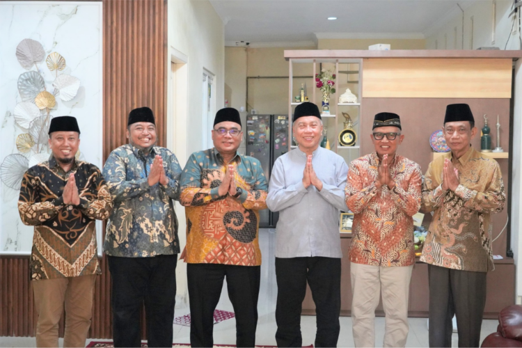 Ketua PW Muhammadiyah Jatim KH Sukadiono bersama Jajaran DPW LDII Jatim