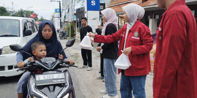 Pemuda LDII Sekaran membagikan paket takjil kepada pengguna jalan di depan Kantor Kecamatan Sekaran Lamongan menjelang waktu berbuka puasa Sabtu 732026 Foto LINES Lamongan