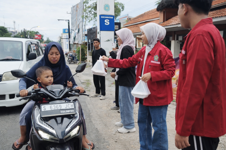 Pemuda LDII Sekaran membagikan paket takjil kepada pengguna jalan di depan Kantor Kecamatan Sekaran Lamongan menjelang waktu berbuka puasa Sabtu 732026 Foto LINES Lamongan