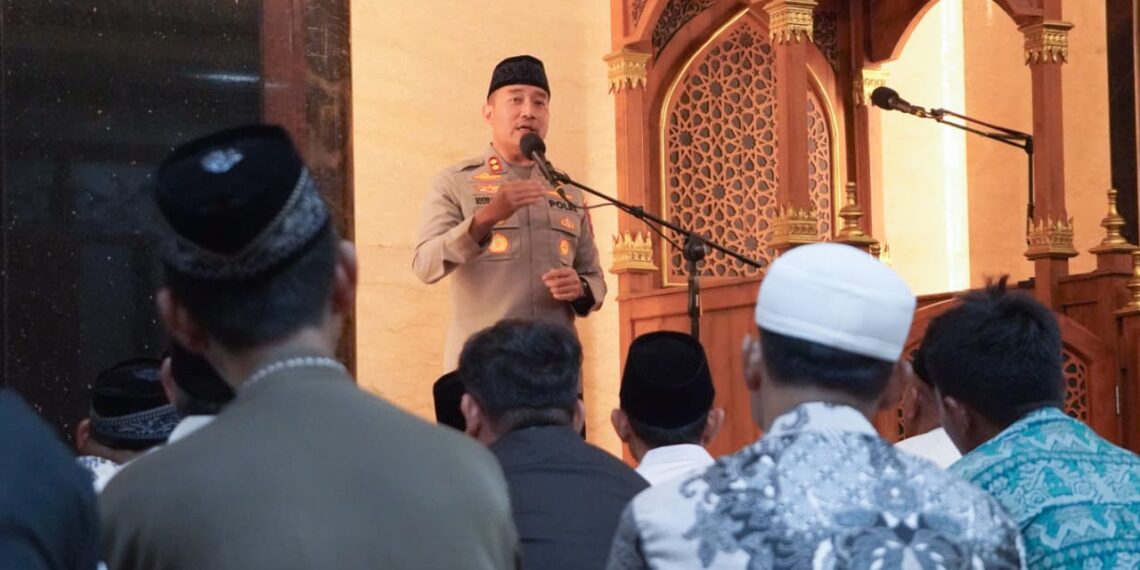 SafariRamadanWakapolrestabesSurabayaAKBPRosyidHartanto | LDII JAWA TIMUR Wakapolrestabes Surabaya AKBP Rosyid Hartanto menyampaikan pesan kamtibmas saat Safari Ramadan bersama warga LDII Gunung Anyar di Masjid Nurul Hikmah Surabaya Foto LINES Surabaya