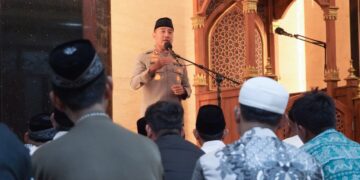 Wakapolrestabes Surabaya AKBP Rosyid Hartanto menyampaikan pesan kamtibmas saat Safari Ramadan bersama warga LDII Gunung Anyar di Masjid Nurul Hikmah Surabaya Foto LINES Surabaya