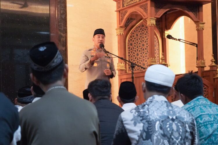 Wakapolrestabes Surabaya AKBP Rosyid Hartanto menyampaikan pesan kamtibmas saat Safari Ramadan bersama warga LDII Gunung Anyar di Masjid Nurul Hikmah Surabaya Foto LINES Surabaya